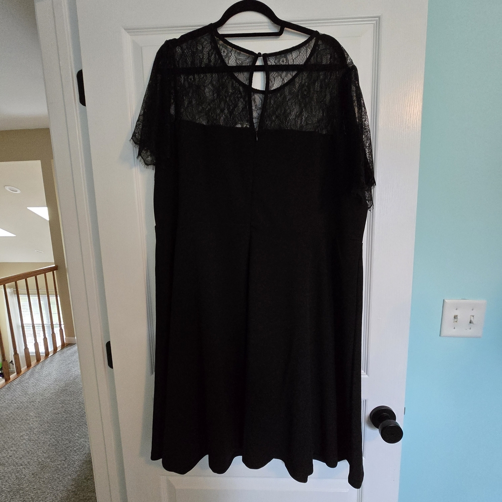 Avenue Elegant Black Lace Midi Dress